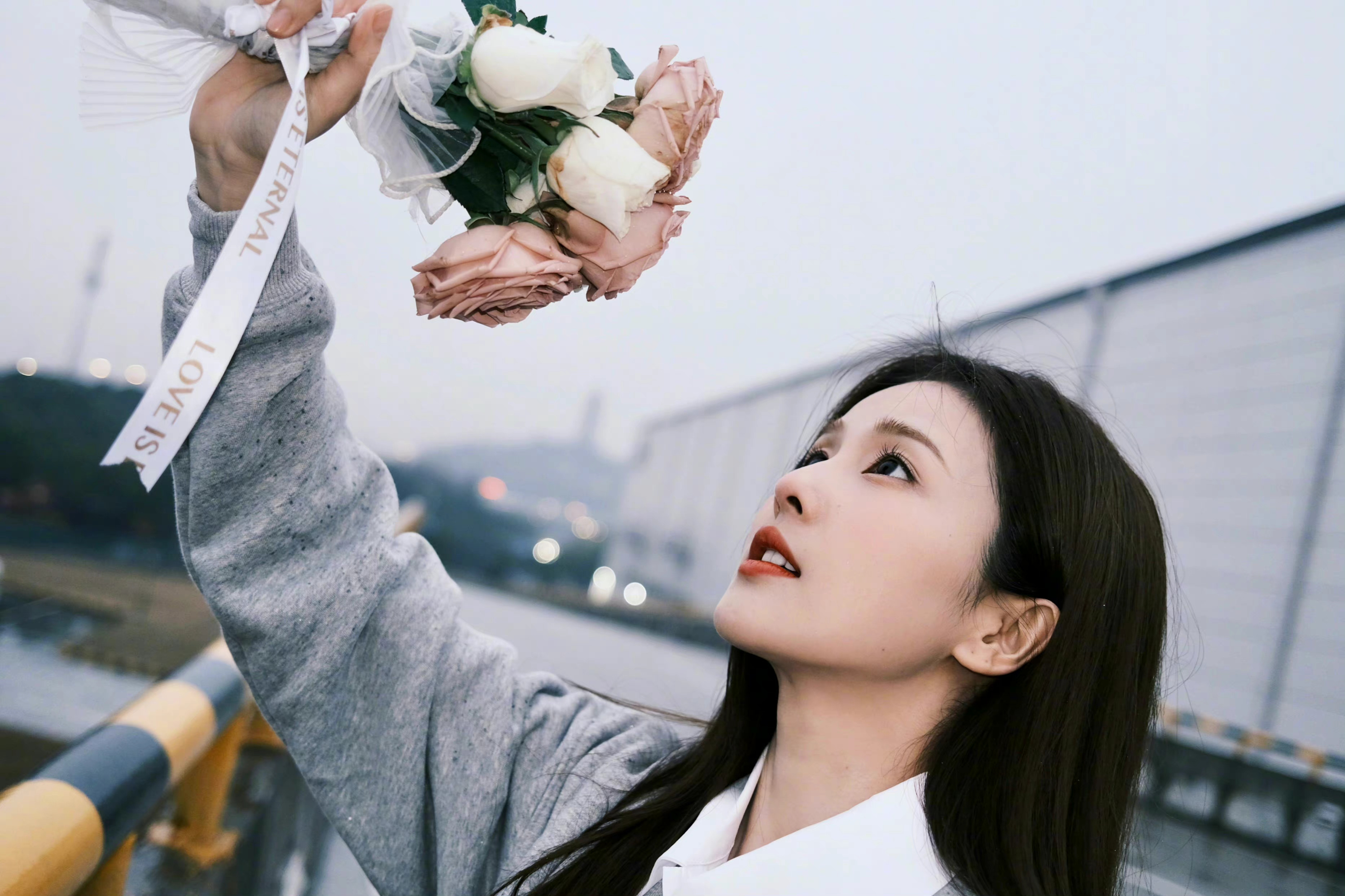 白鹿 我会拿着鲜花大步的迈向你，奔向你[来抱抱] ​​​
