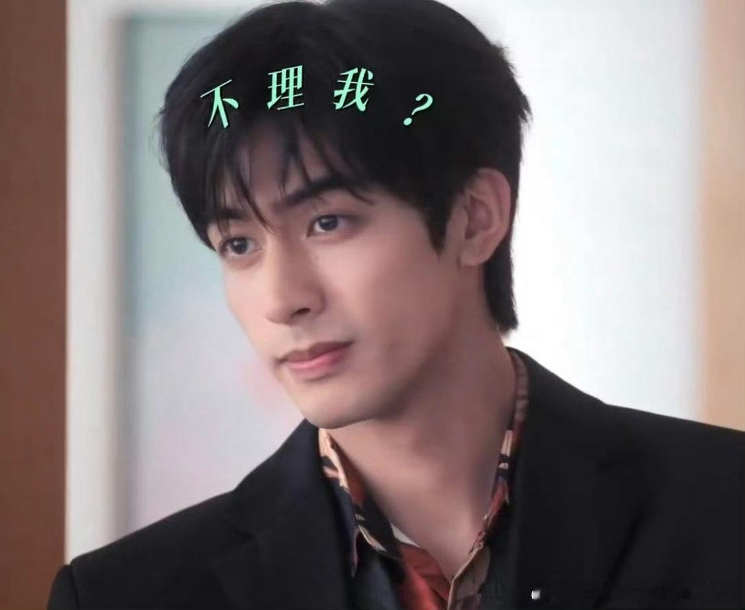 宋威龙花黑西装花衬衫雅痞感谁被宋威龙这套造型帅晕！黑西装混搭花衬衫，慵懒又张扬的