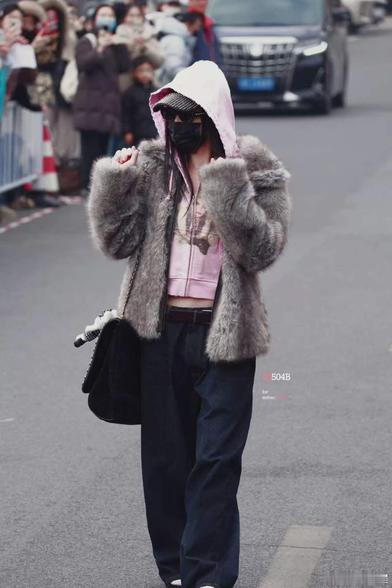 虞书欣皮草look虞书欣皮草穿搭虞书欣皮草look，好飒，