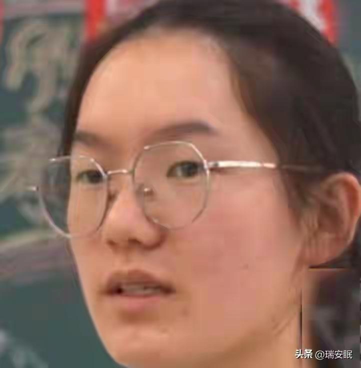 刚靠699分寒门逆袭冲上央媒，热度才维持一天，各种糟心事接踵而至，流量对普通人的