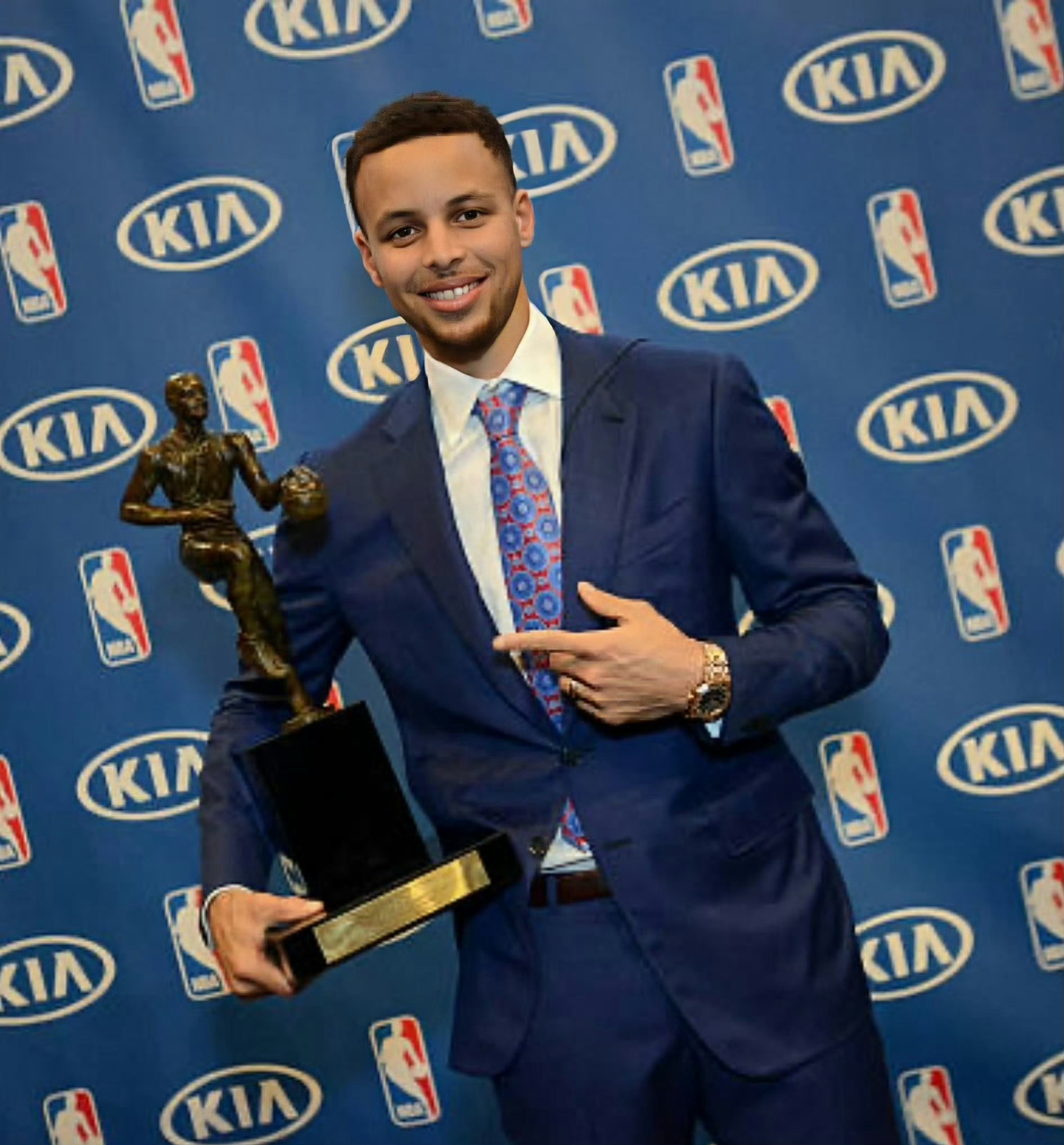 九年前的今天—斯蒂芬库里荣膺NBA历史首位全票MVP！库里 ​​​