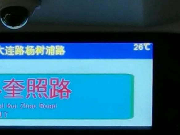 早上公交转地铁，短短时间，经历了冰火两重天。
今天到上海虹桥机场搭乘飞机，7：3