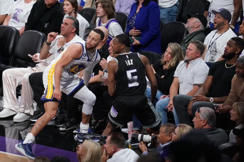 NBA潜规则在比赛中不穿对手签名近日勇士球星库里在自己的球鞋宣传活动中接受了媒体