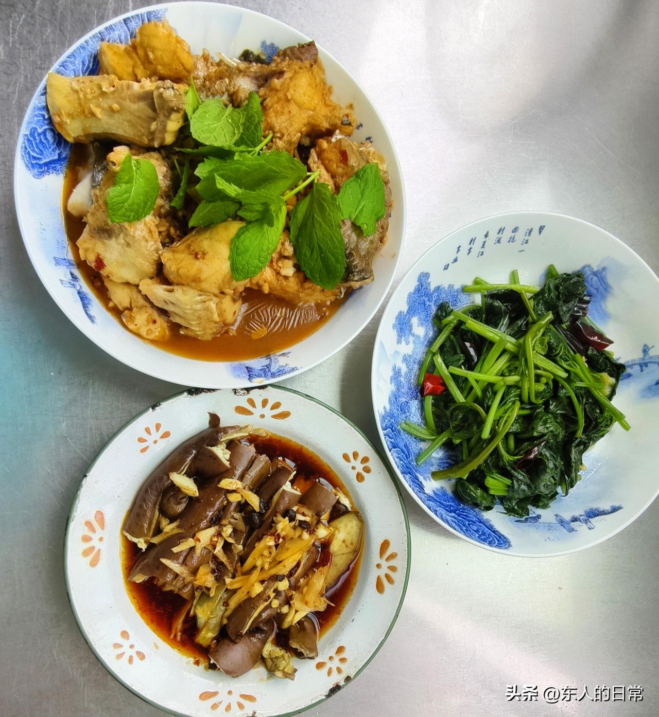 昨夜失眠一夜，直到早上六点多才睡着，八点多就醒了，起来吃早饭。

吃完早饭，头感