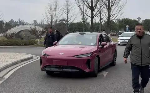 新鲜爆料来了！近日有网友拍到奇瑞全新车型——风云A9的无伪装实车。据此前消息，这