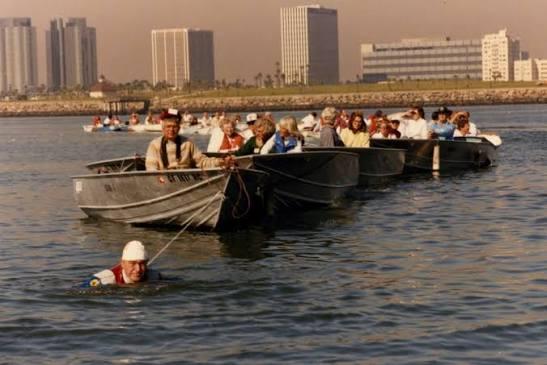 健身专家杰克·拉兰内70岁生日那天，戴着手铐脚镣游了1.5英里，还拖着70艘载人