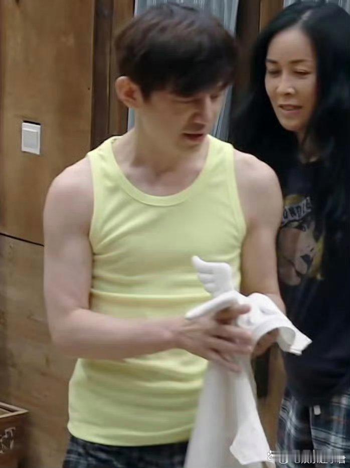 51岁何炅的八块腹肌 节目上，何炅超经意露出腹肌，我原以为的何老师：儒雅，温柔，