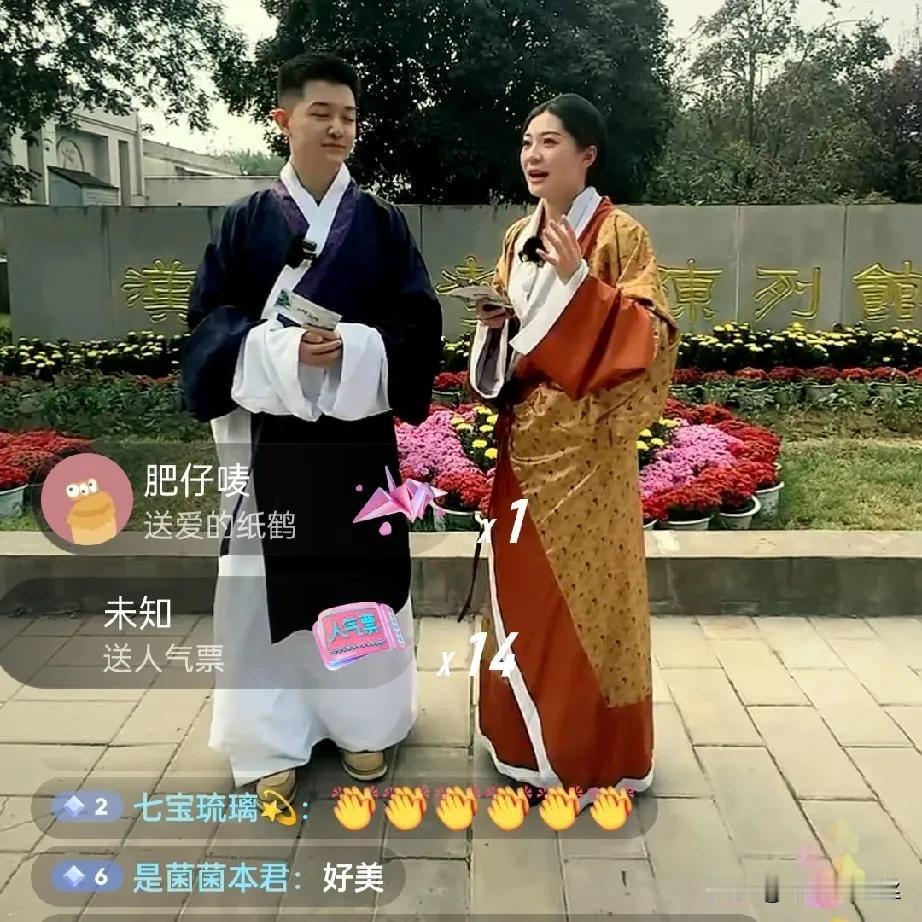 惊艳了，

盼盼太适合这个汉服造型了，

董董也是帅出天际！

今天汉阳陵博物馆