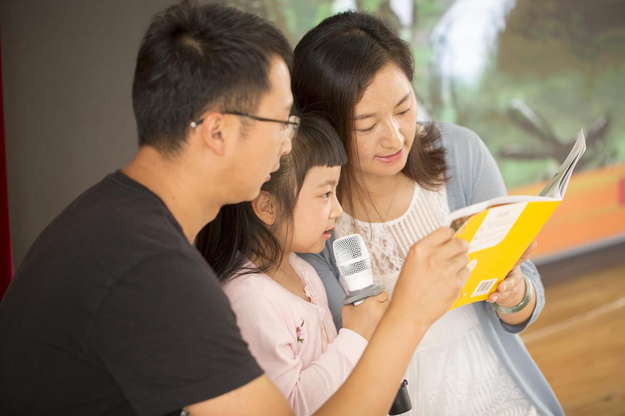 塑造孩子性格，个人认为核心是家长做好榜样，日常小事里慢慢引导。多陪孩子沟通，听他