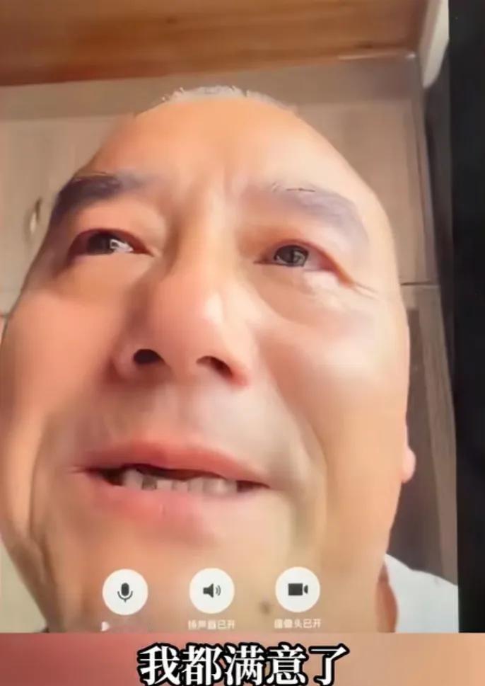 这是文燕的爸爸，文明胜，头发和眉毛都有点发白了，谈到希望女儿还在的时候，眼眶也都