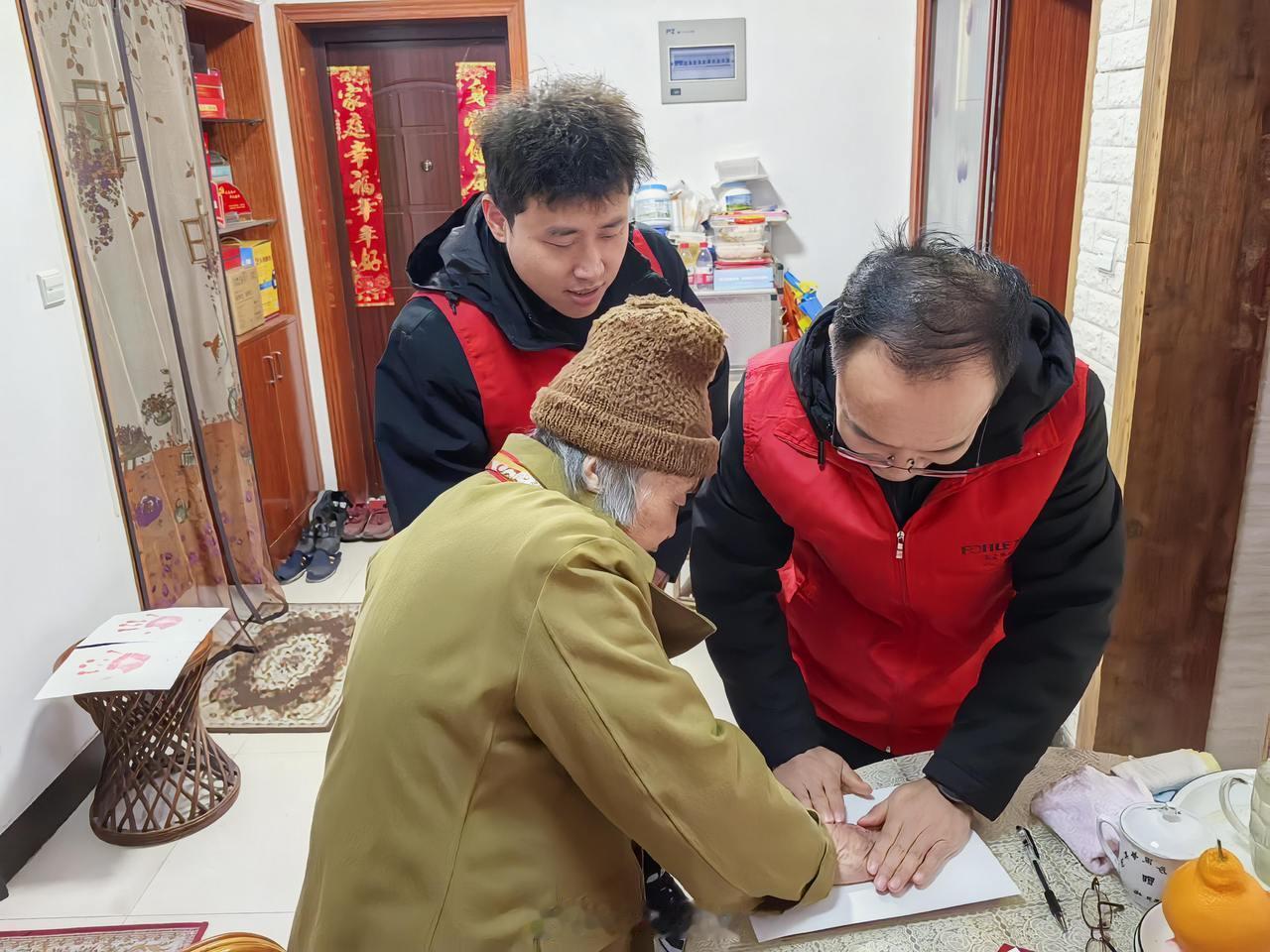 【宁波志愿者半年采集73位志愿军老兵手模 】6月30日，宁波方太志愿者将73枚志