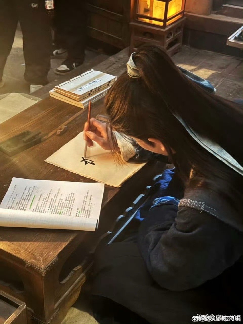 张凌赫爱自己的每一个角色 不局限于单一标签，大胆挑战不同类型角色，深挖人物内核，