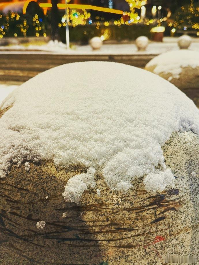 任嘉伦在线回应沉迷拍石墩子rjl任嘉伦路边拍雪景rjl任嘉伦回应雪后石墩子像冰淇