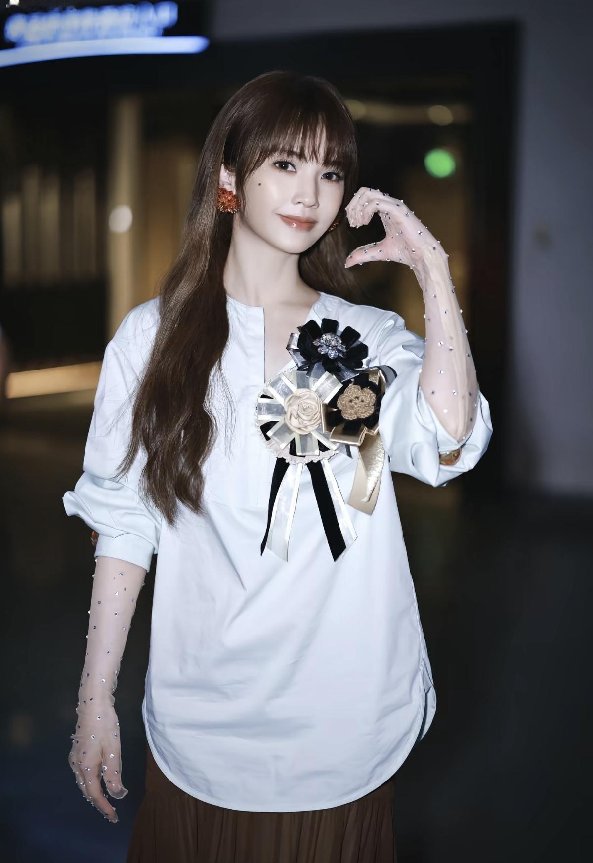 杨丞琳演唱会私服造型，白衬衫搭配胸花与闪钻手套，温柔又有精致氛围感[赞][加一]