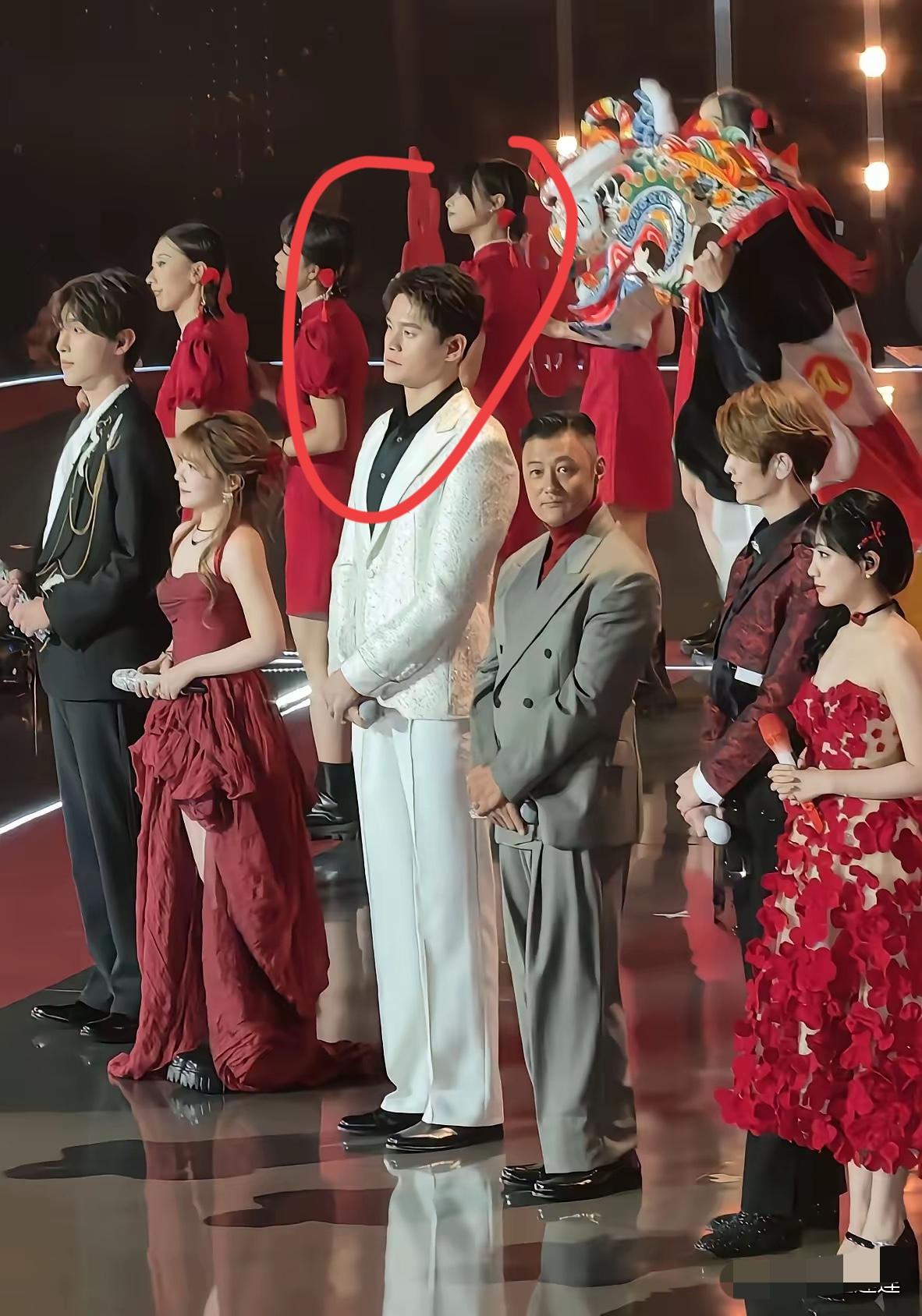 这是哪位大佬身高这么高，比旁边余文乐高出一个头