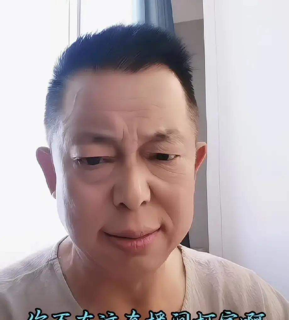 被人指着鼻子骂“老舔狗”，说他“晚节不保”，这要搁一般人身上，早气得跳脚了，可安