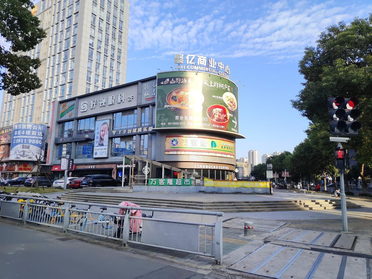 同事之间，似乎总会存在几个没有边界感的。比如小李这个月业绩不错，绩效考核奖金比平