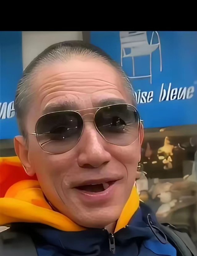他真的老了看他的状态，完全就是个老人，一个普普通通的老头 