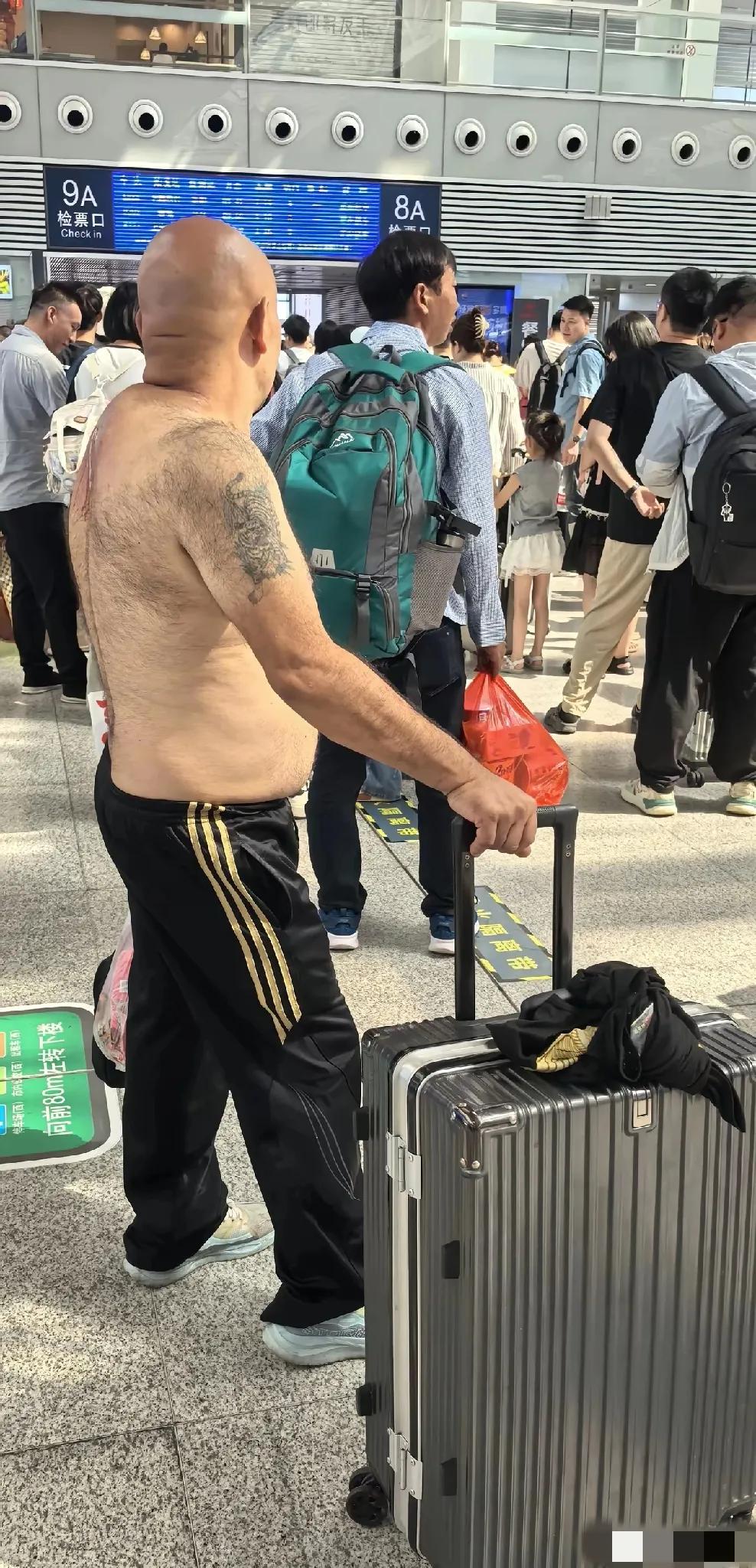 公共场合，他到底想显示什么？身上的肌肉，背上的刀疤，手上的纹身？[what]
这