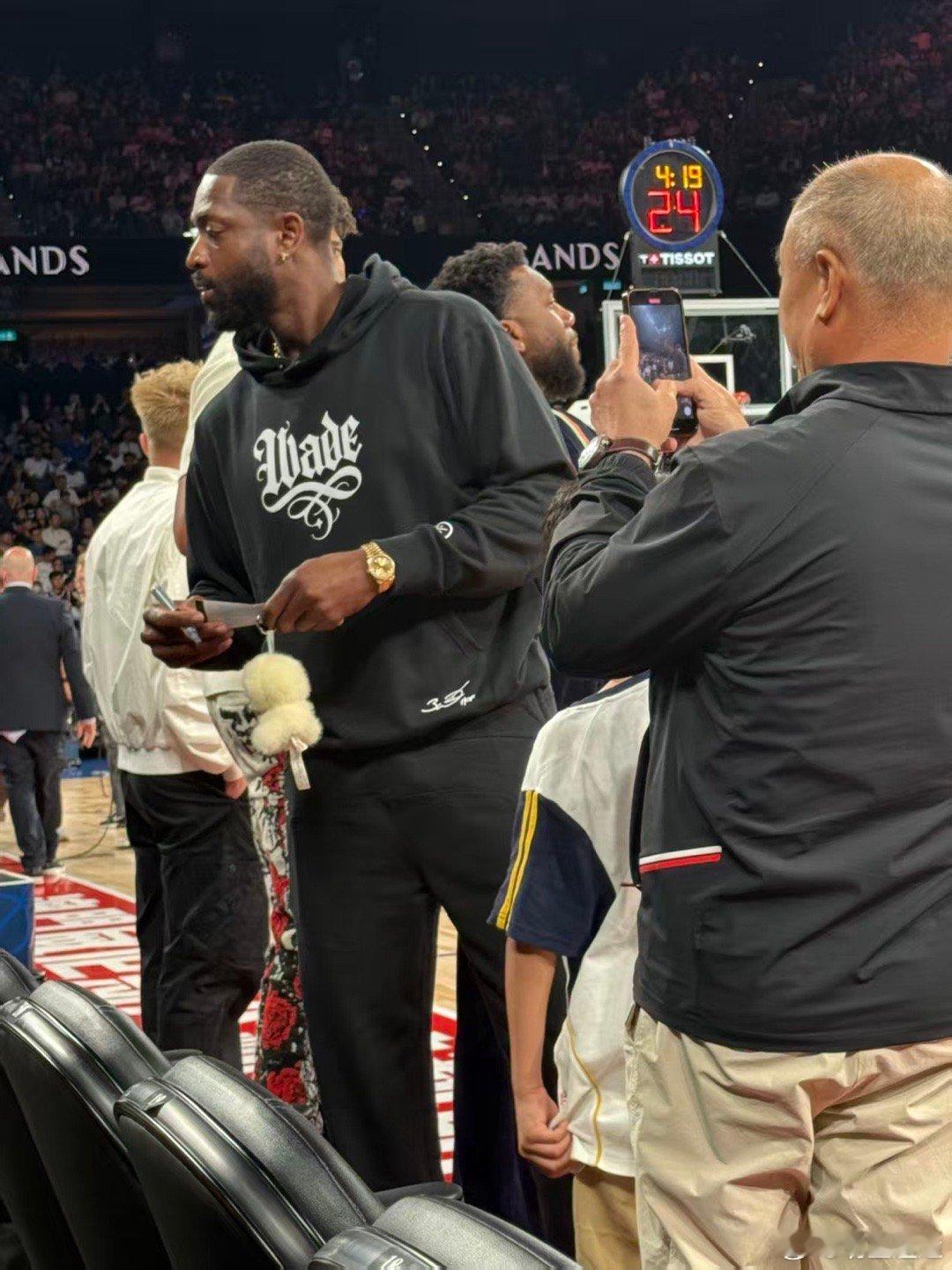 李汶翰韦德撞娃啦 大型追星圆梦名场面！李汶翰见到偶像韦德，合照时笑到合不拢嘴，含