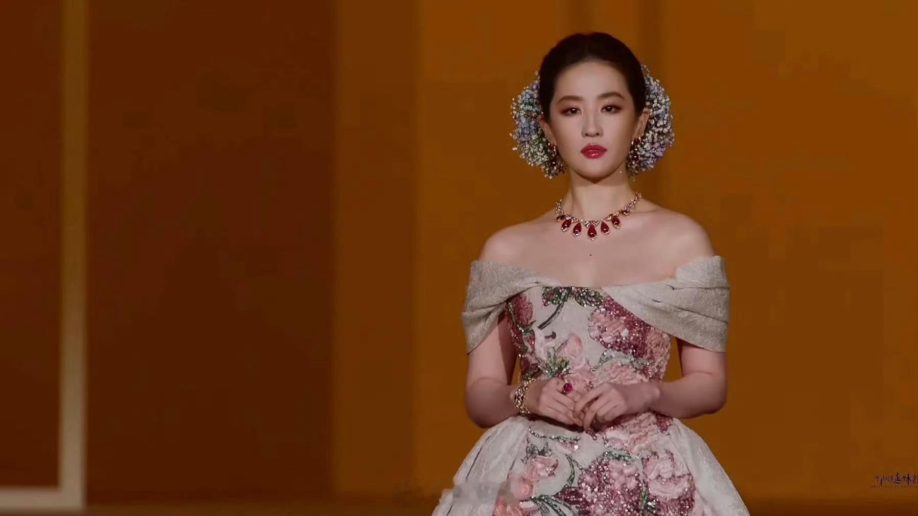 我复刻了刘亦菲满天星妆造刘亦菲这满天星造型直接美出圈！发间的花饰璀璨又灵动，衬得