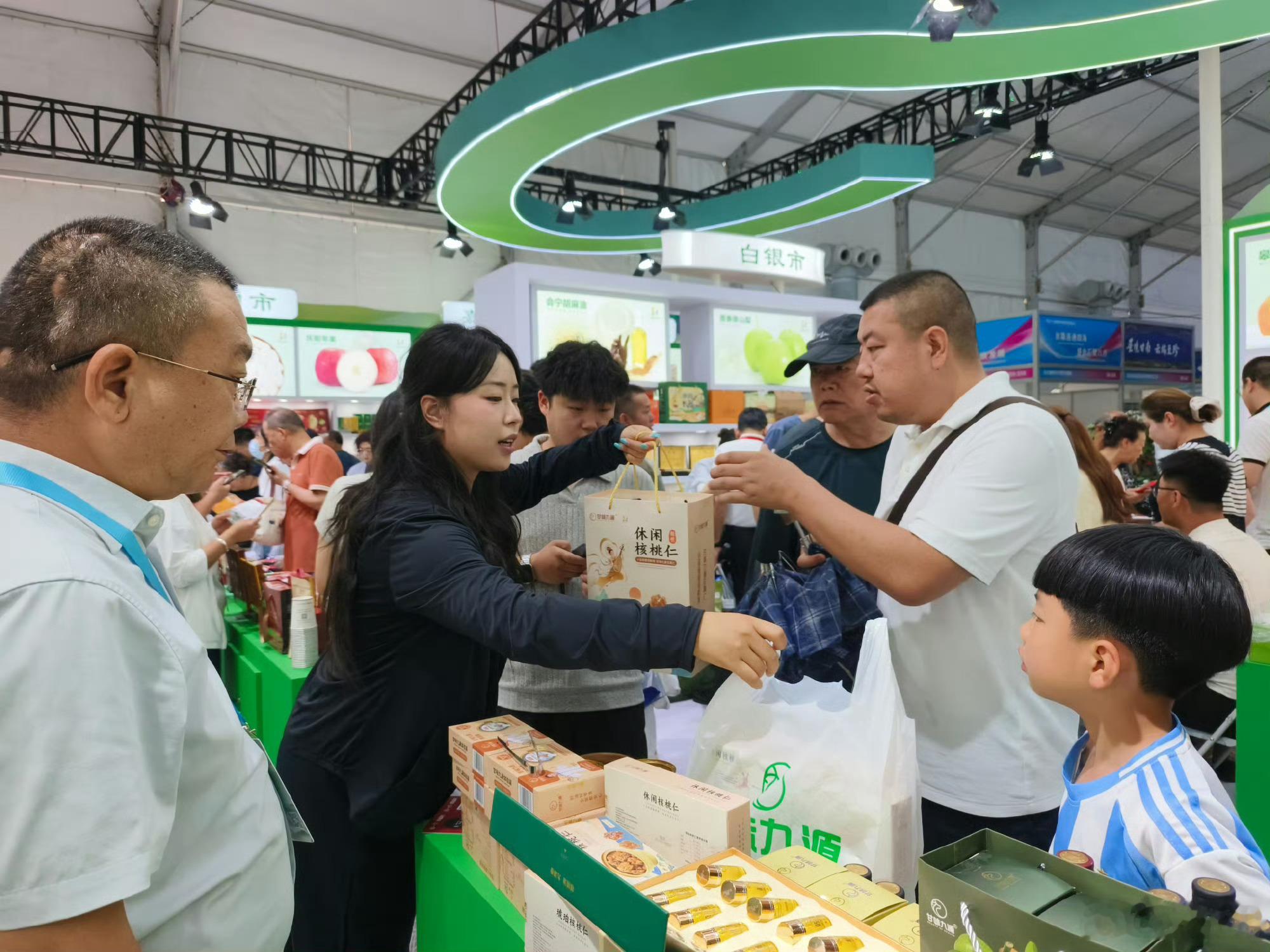 甘味九源核桃油亮相兰洽会，健康油脂引领消费新风尚！甘味九源核桃油兰洽会火爆出圈 