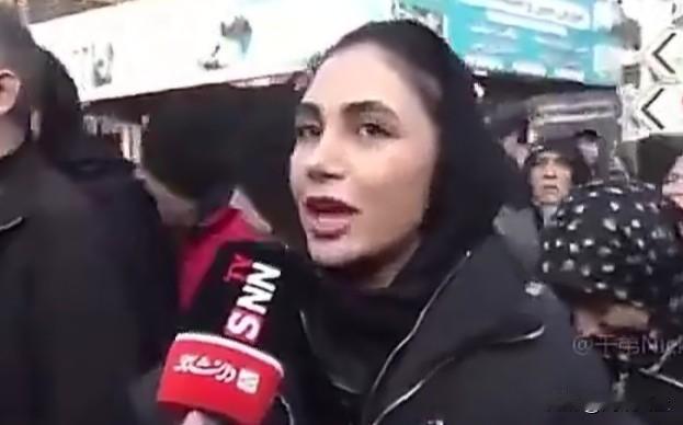 一名德黑兰居民向伊朗王储礼萨·巴列维喊话：“这个国家既然已经像驱逐狗一样抛弃了你