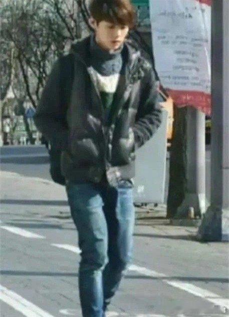 这是鹿晗被星探发现之前的状态。 ​​​