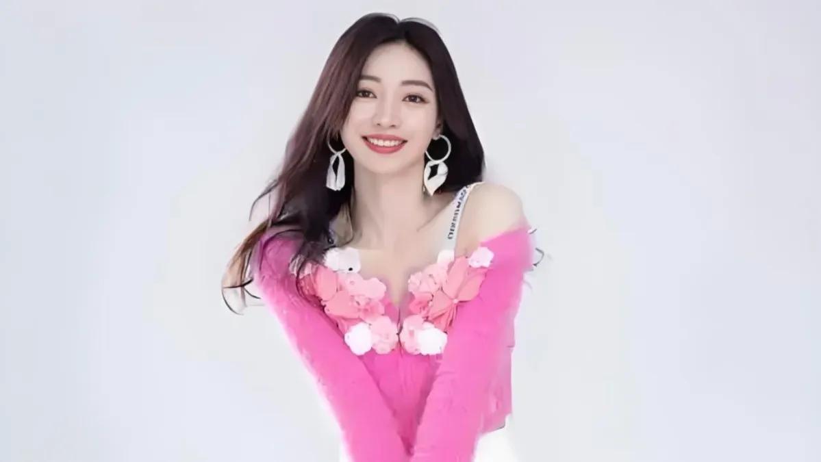 柳岩学历谜团：中专护理与湖南师范的汉语言之谜

柳岩，一个在娱乐圈中备受瞩目的名