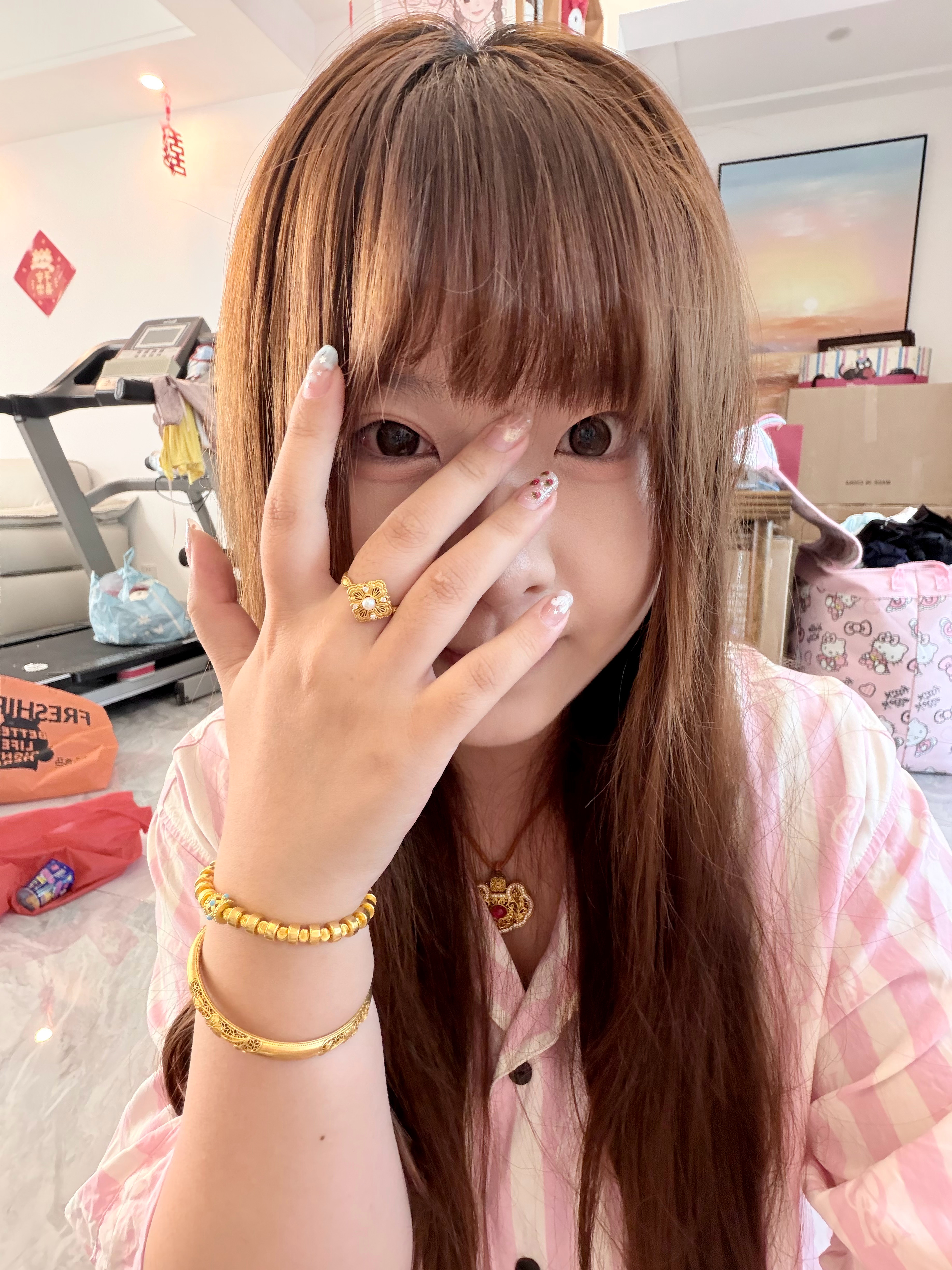 昨晚桢桢打喷嚏打到我眼睛里了 今天眼睛肿成欧式大双 正在拆你们送我的礼物 私信晚