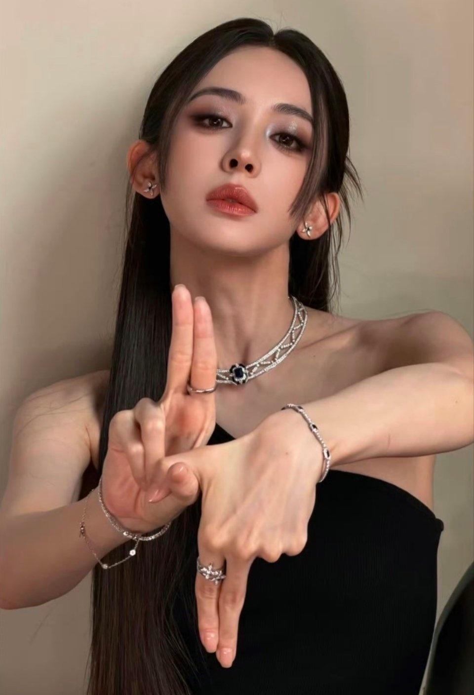 看到这个词条。

娜扎完全神颜。

点进去看了两眼。

确实。

不是那种靠妆造