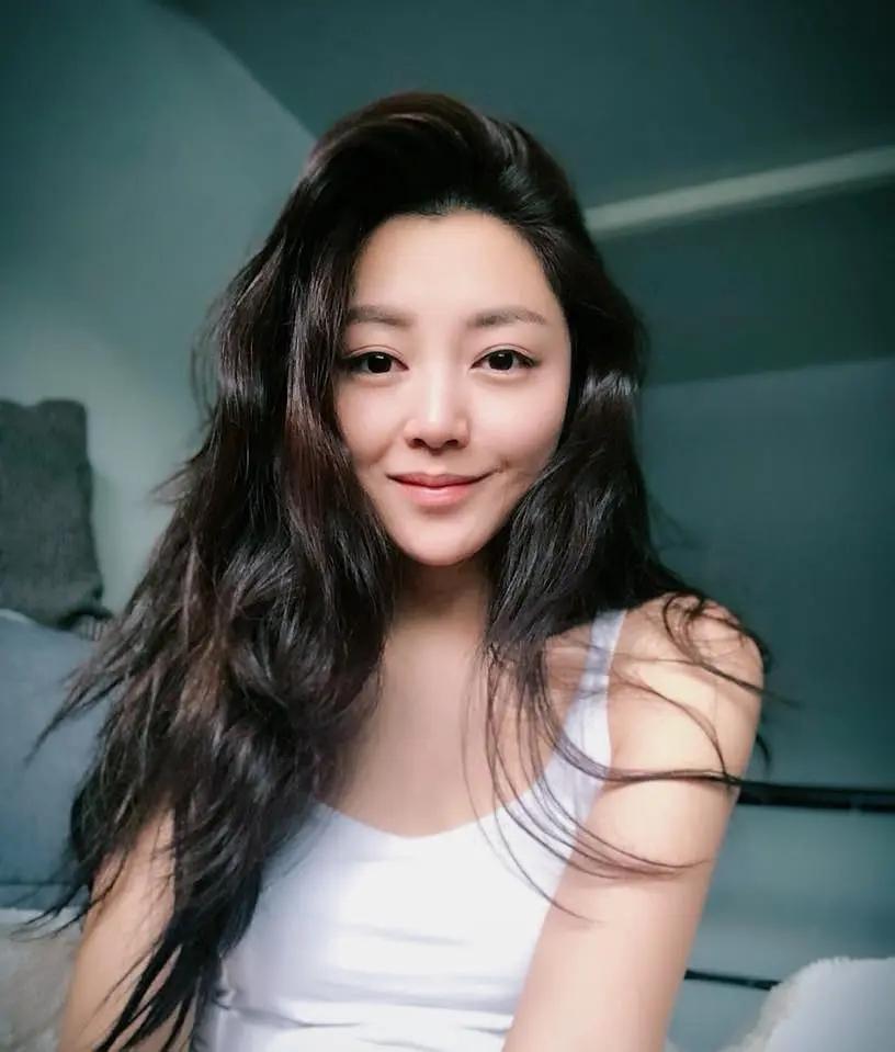 卫诗雅和连诗雅名字很像，两个人长得也相似，但一个是歌手，一个是演员。
最大的区别