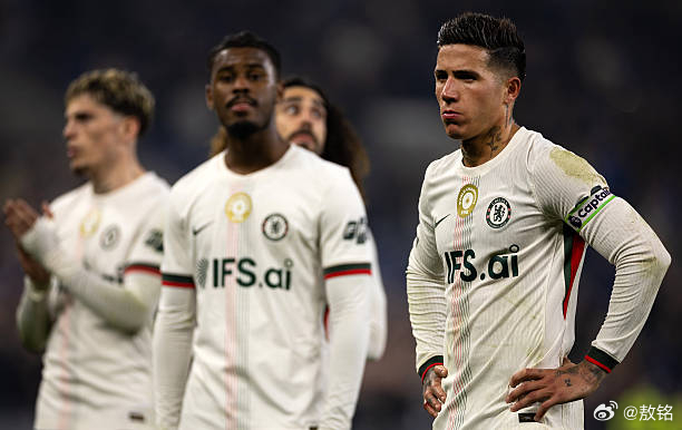 切尔西 突然间，围绕切尔西球员的转会传闻甚嚣尘上。恩佐要去皇马？帕尔默要转会到曼