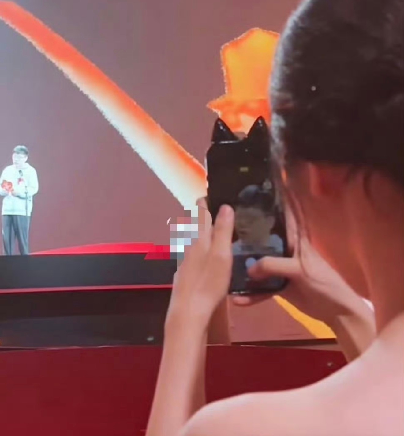 虞书欣给王一栩拍大头贴 笑吐了，虞书欣给王一栩来做站姐拍大头照了，而且虞书欣上台