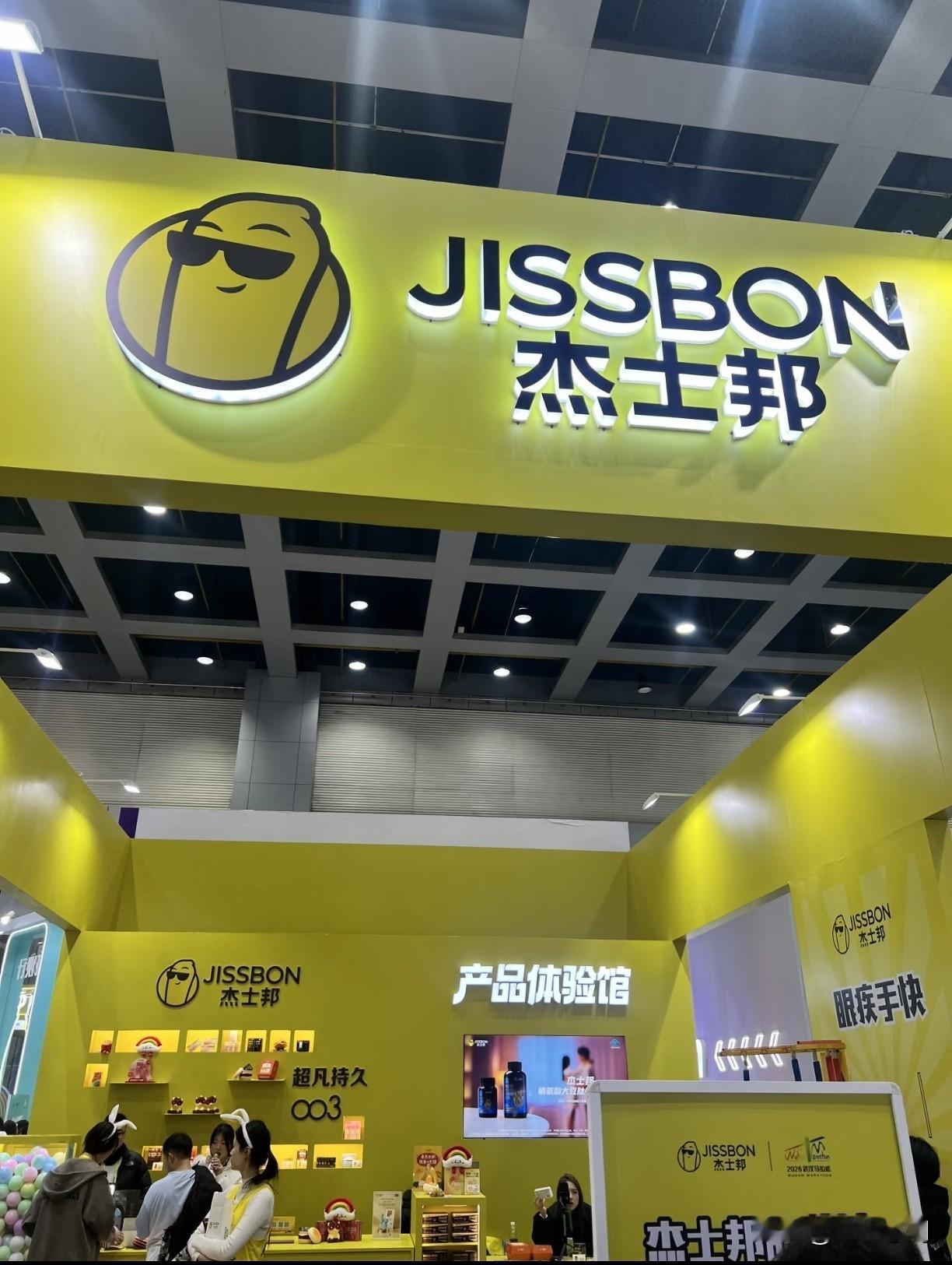 公司一个同事最近闹着离婚，理由是他抓到了老婆出轨的证据。

这事谁听了都会感到意