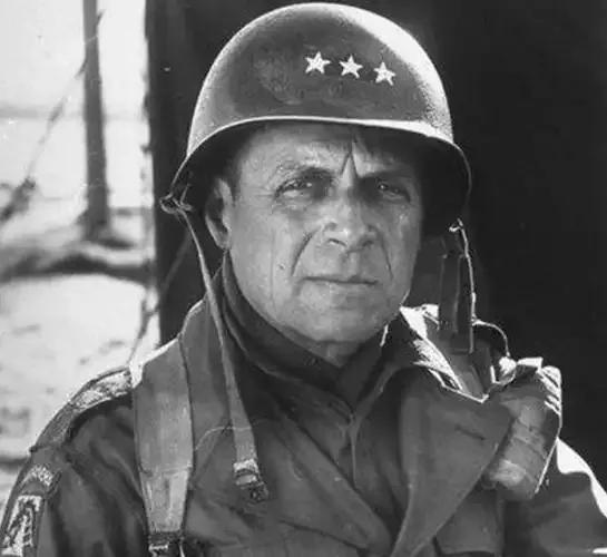 【李奇微晚年回忆录】
他永远忘不掉，长津湖死鹰岭上，埋伏在雪地里129名志愿军战