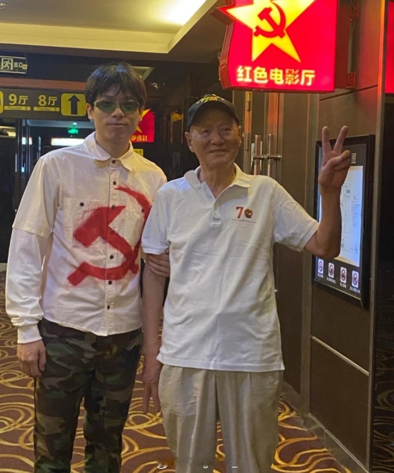 正能量！法老陪志愿军老战士杨爷爷一起看抗战电影《志愿军浴血和平》！法老 ​​​