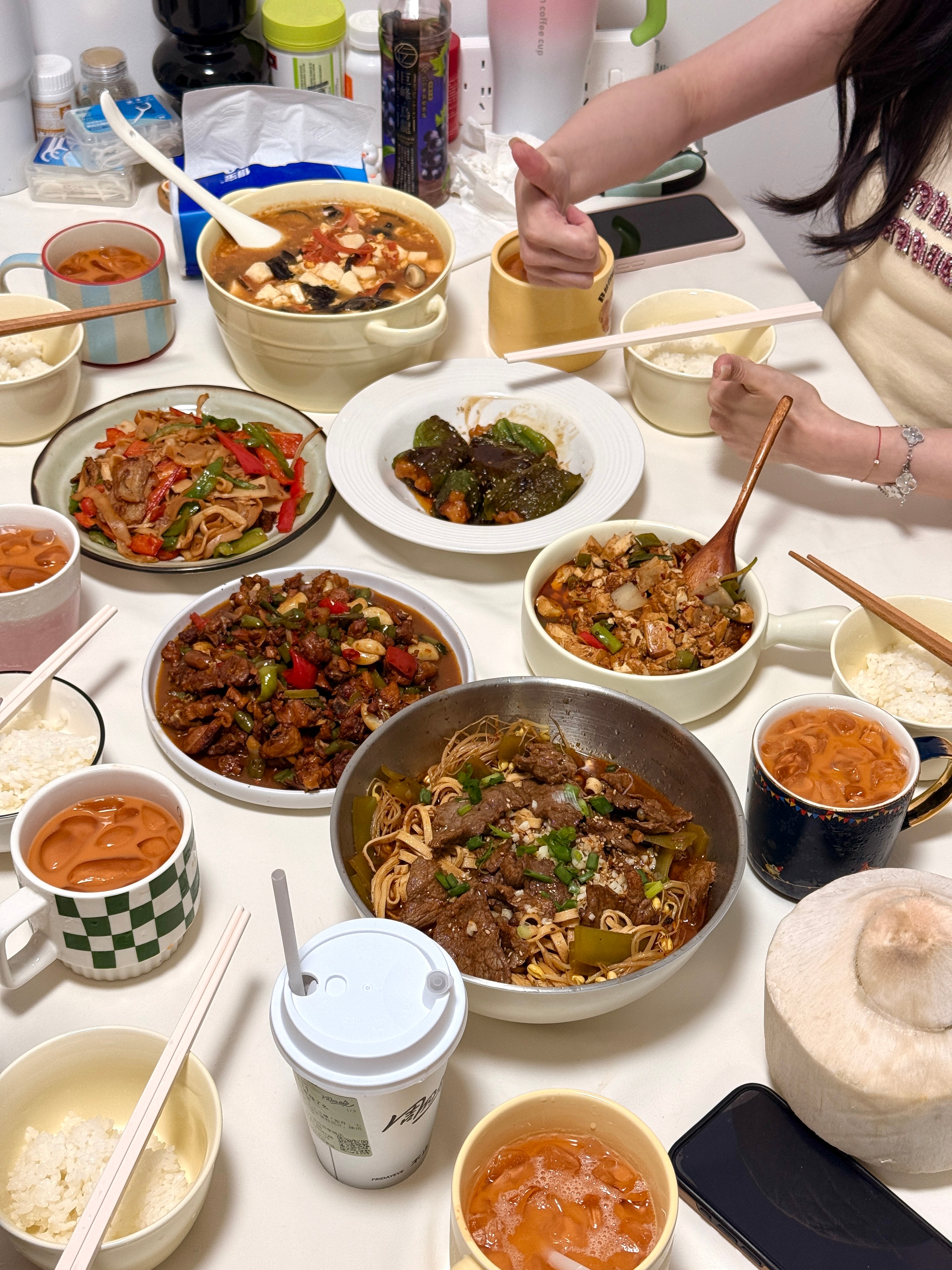 李师傅忙碌了三个小时 终于也是吃上了 ​​​
