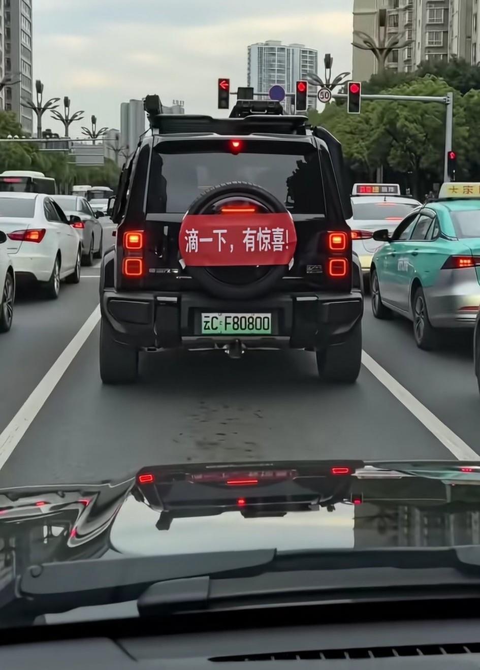 街头一幕:女儿高考708分，父母自豪与幸福感溢于言表。