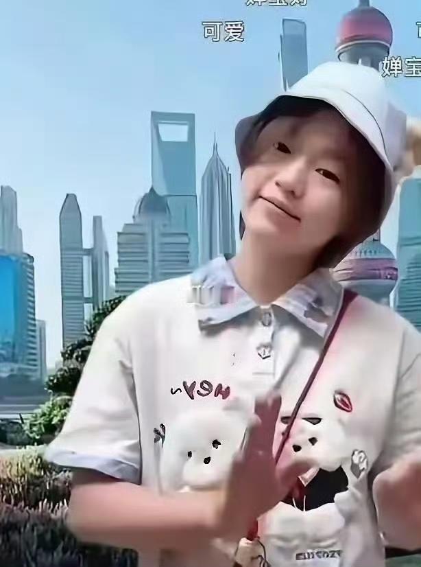 7月8日全红婵和陈芋汐的最近照片，全红婵在上海玩，被粉丝偶遇，陈芋汐自己晒出写真
