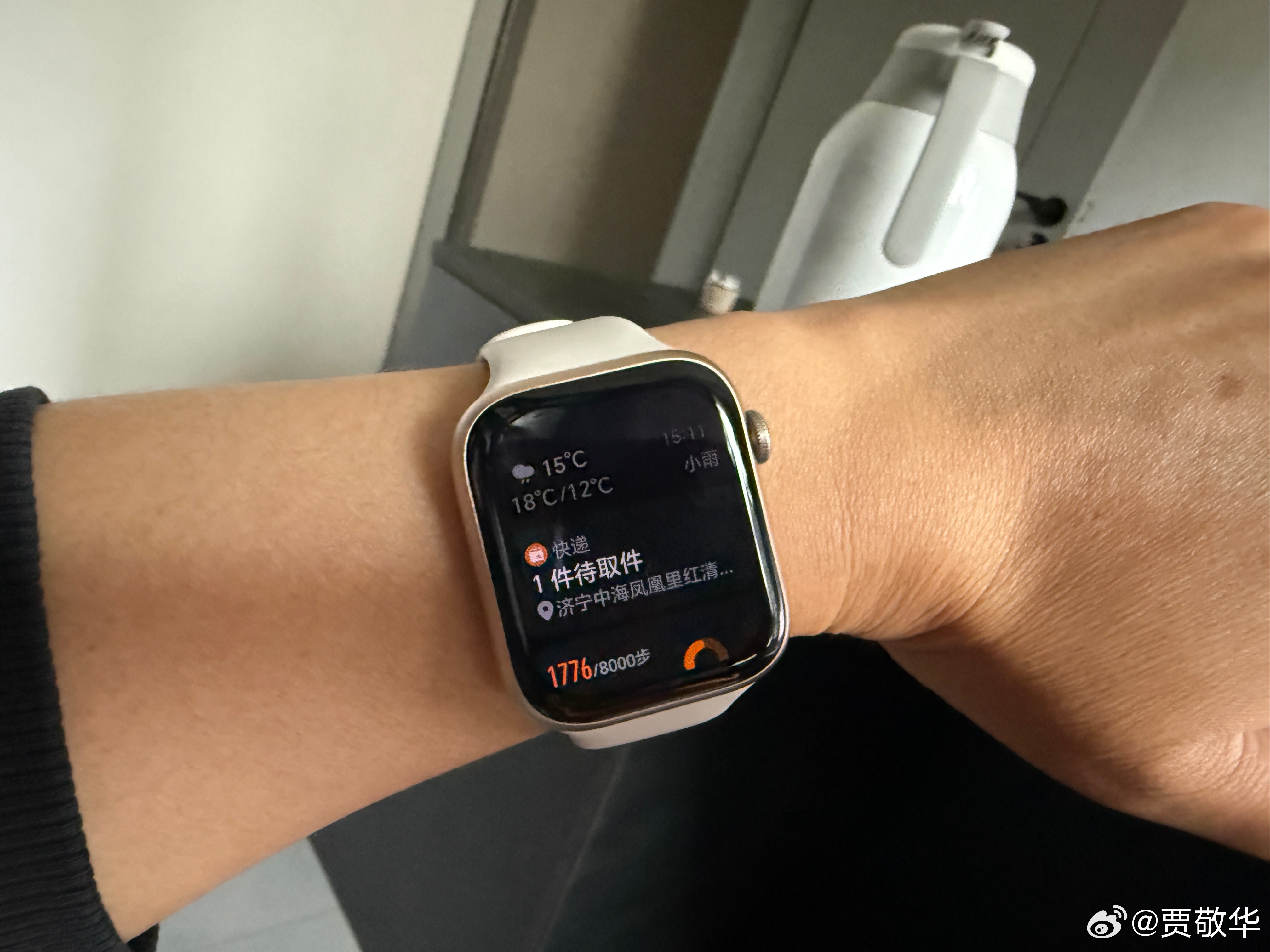 #有哪些数码产品是穿搭神器# 平时经戴的数码产品就是智能手表和智能眼镜，比如荣耀