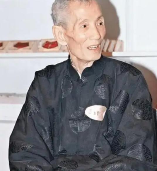 香港有个叫陈朗的风水师。2003年他最后的日子里，病房里挤满了人，都是身价过亿的