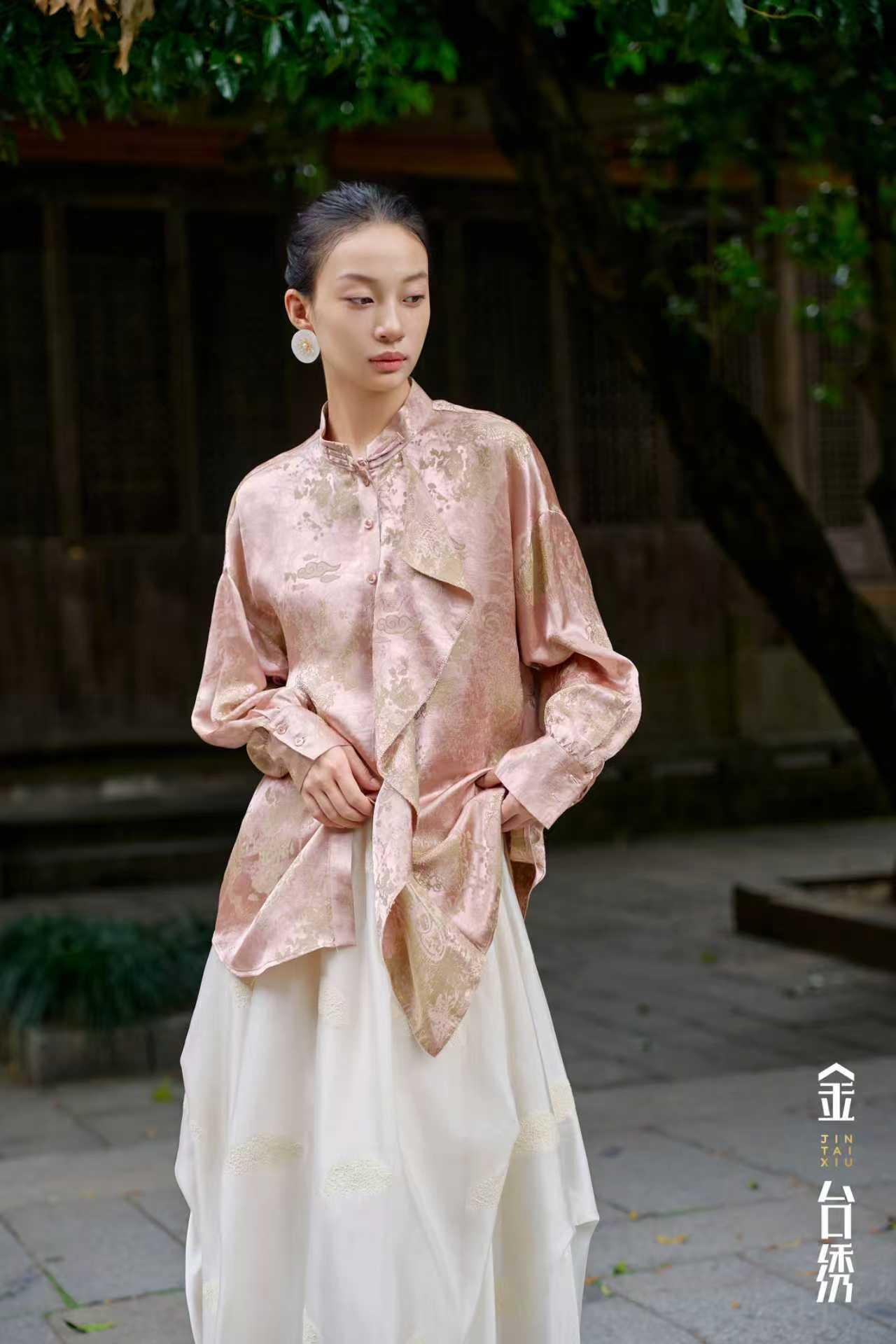 循迹真我
舒朗廓形，形流自在
观照本真，质感外延
衬衫
半裙
时尚