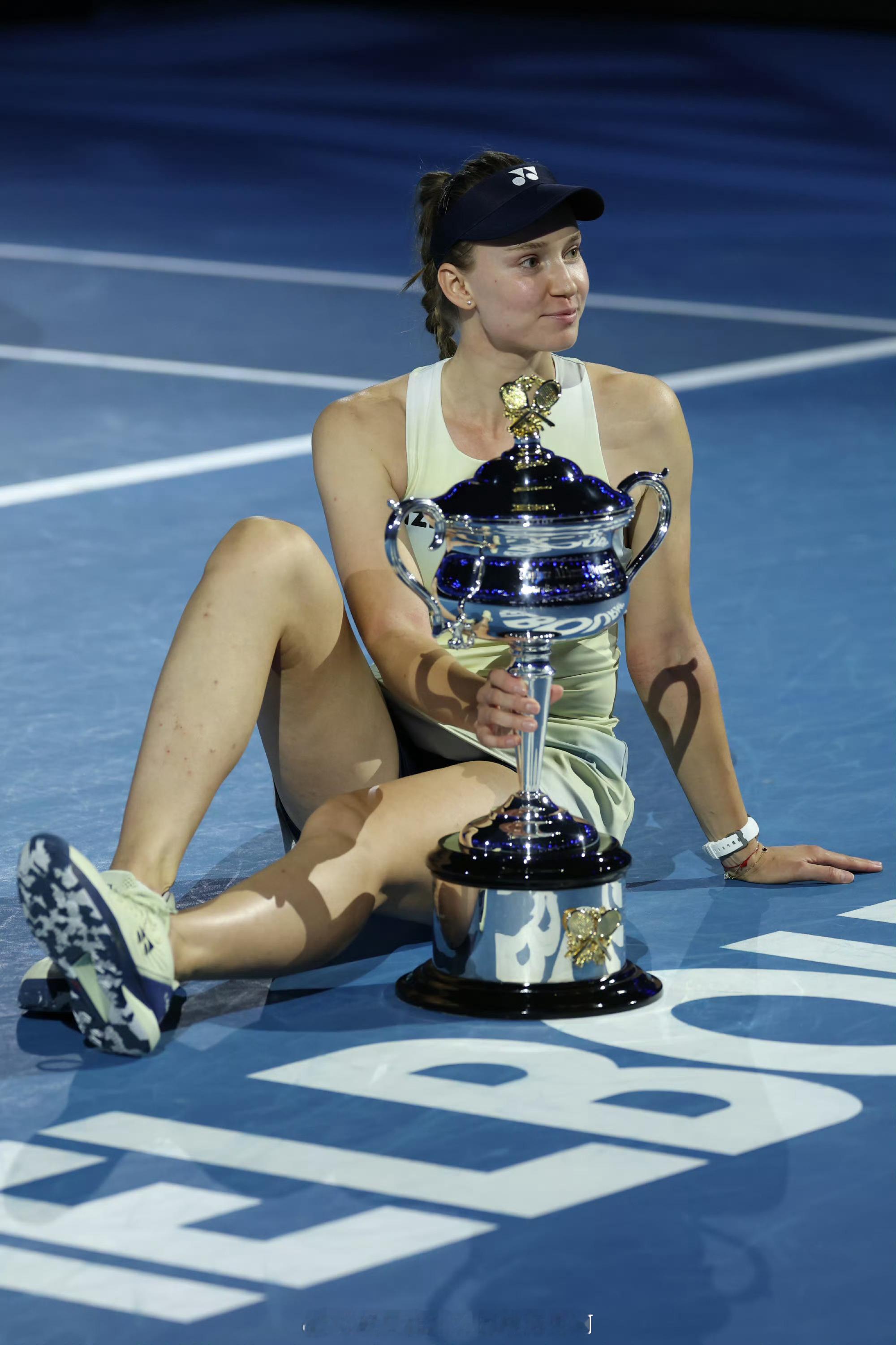 📢莱巴金娜首夺澳网冠军莱巴金娜在澳网2026女单决赛中苦战三盘，以6-4 4-