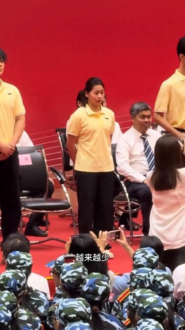 全红蝉过元宵。
全红蝉为什么这么火？就算她参加的比赛越来越少，拿的奖牌也不多了，