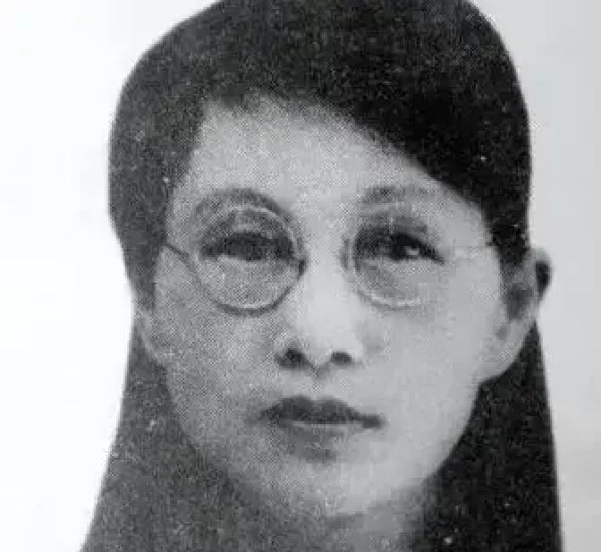 1909年，16岁的白薇与婆婆发生争执，丈夫竟然抄起板凳砸向她的背，婆婆见她倒下