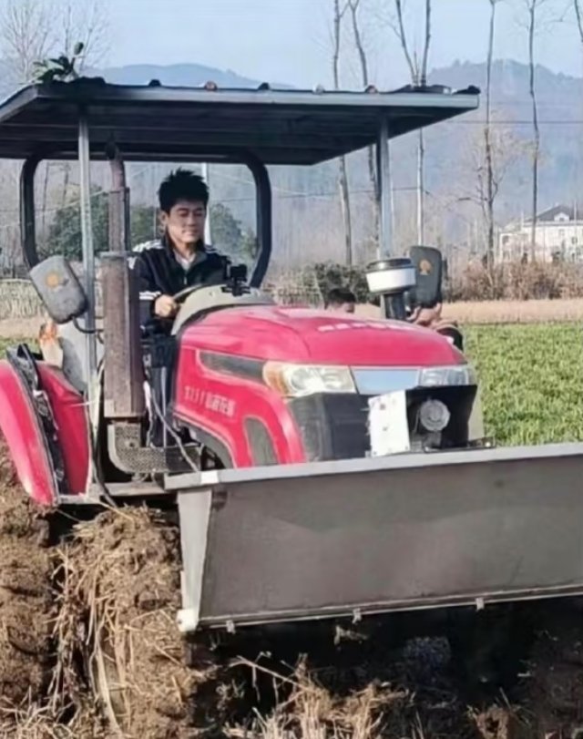 苏醒吃的苦，都是翻红的苦 [淡淡的]苏醒之前在节目里说过: 家里条件还行，糊过，