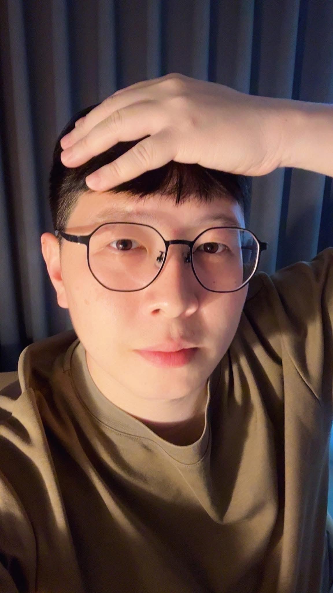 民进党的侧翼、桃园市前议员王浩宇今（24日）在脸书发文表示，我真的快疯掉了。前阵