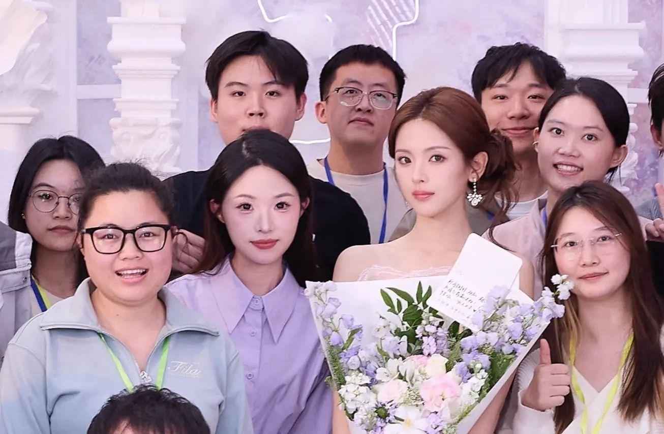 真好 一大早看到大美女杨超越！