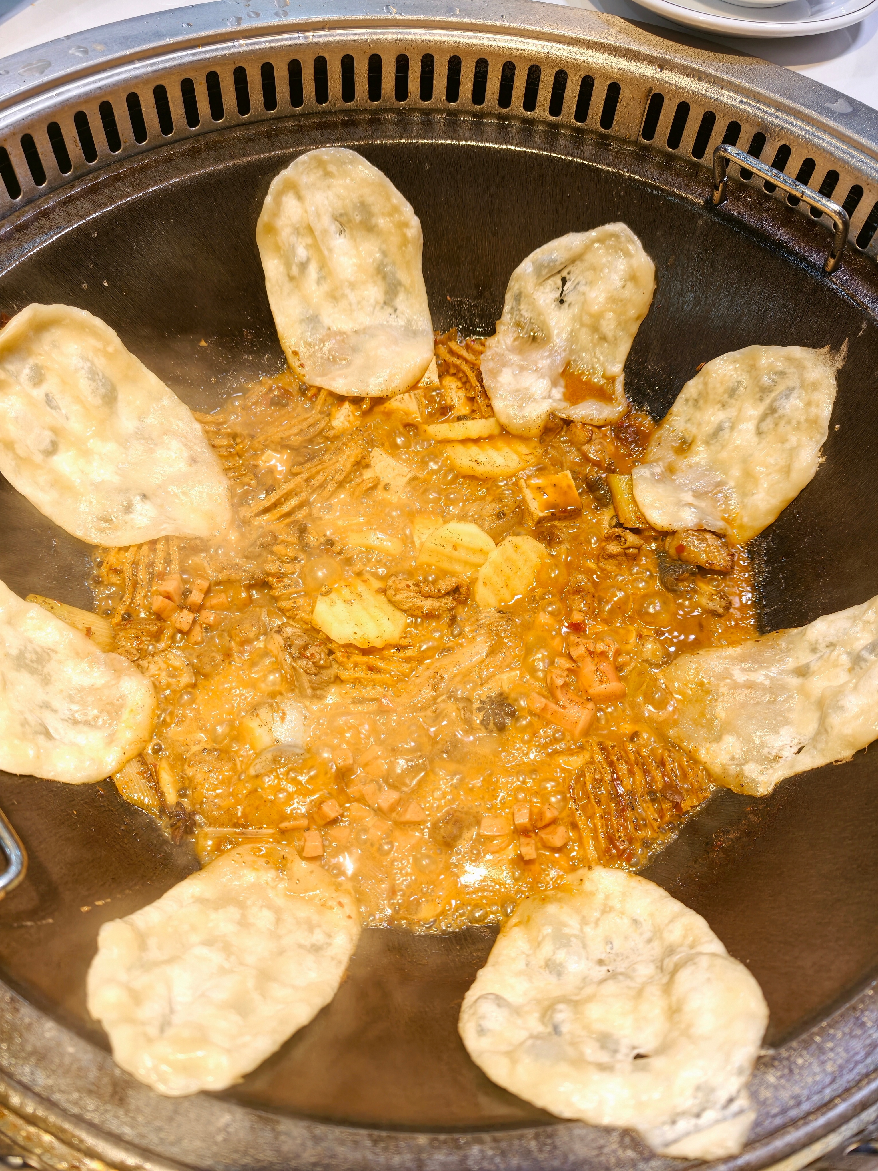 下雨也得出来吃饭精心捯饬半天总不能白化妆